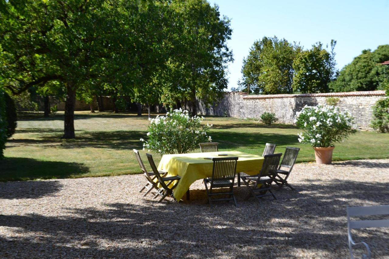 Rouillac  Le Petit Logis Bed & Breakfast エクステリア 写真